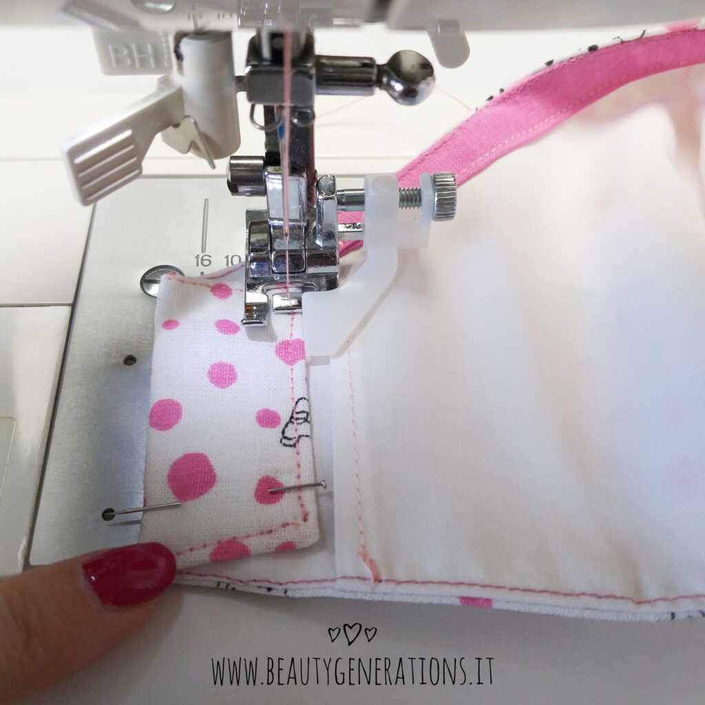 Cuci lo spazio per inserire l'elastico
