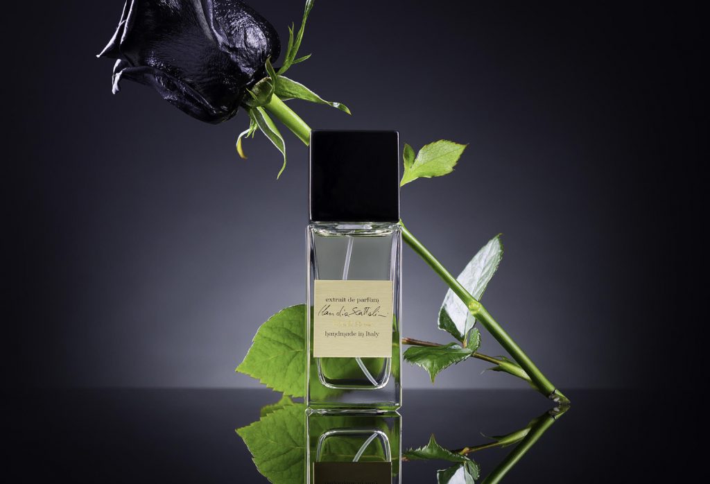 Extrait de parfum black rose di Claudia Scattolini: la seduzione e l'eleganza del nero